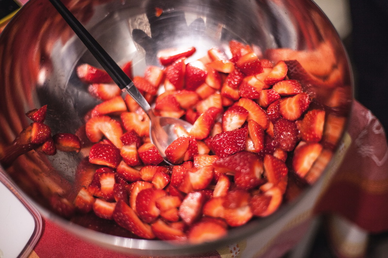 sweet, indoors, kitchen, fresh, 5K, sliced, cooking pan, juicy, diet, metal, strawberries, healthy eating, chinese food, no people, organic, cut, household equipment