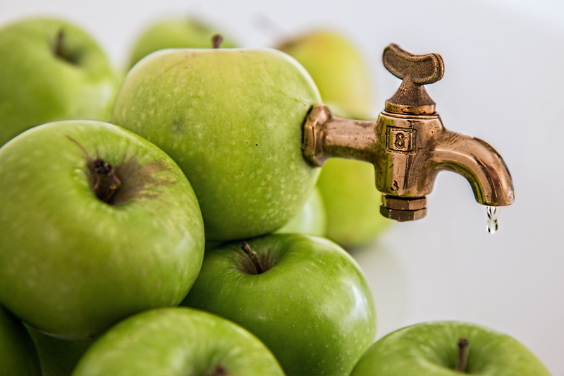nutrition, granny smith apple, group of objects, drink, still life, fruit, food, wellbeing, metal, colored, liquid, flow, faucet, fruit juice, vitamin