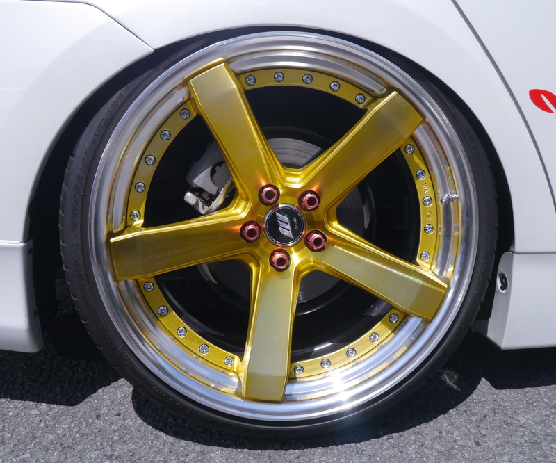 aluminum alloy, wheel, 2K, metal, tomei expressway, transportation, luxury, no people, spoke, car, road, toyota vehicles, silver colored, gold, vehicle
