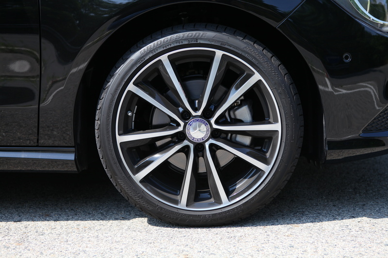 shiny, no people, vehicle, mercedes, wealth, road, travel, motor vehicle, gray, wheels, metal, car, 5K, stationary, wheel, luxury, shape, tire, chrome