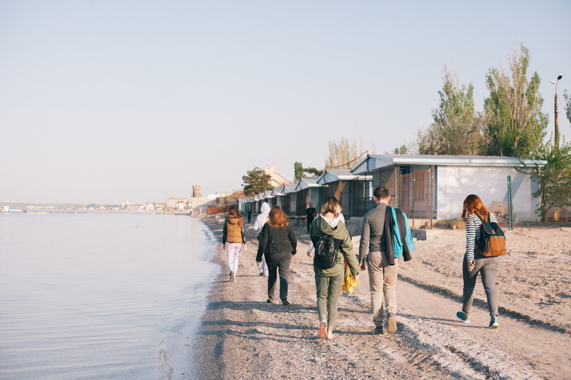 friend, people, 5K, copy space, mornign walk, sunlight, sea side, group of people, architecture, towards, building, shore, city, human, bridge, clear sky