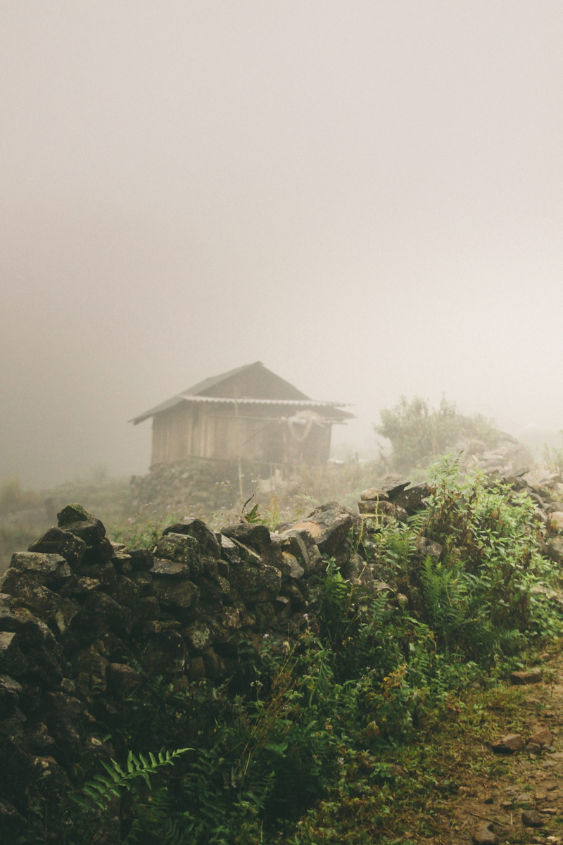 countryside, no people, vietnam, bạch mộc lương tử, lào cai, wooden, smog, cliff, fog, soil, weather, bunker, smoke, outdoors, mist, field, building, top