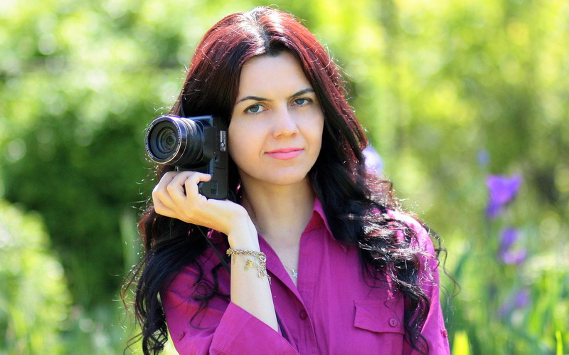 photo shoot, focus on foreground, looking at camera, beauty, young women, adult, dslr, purple, standing, woman, hair, hairstyle, camera, portrait, shirt