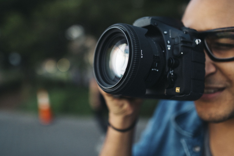 photographic equipment, close-up, lens, using, lens - optical instrument, 5K, eyeglasses, camera, professional occupation, holding, technology, occupation