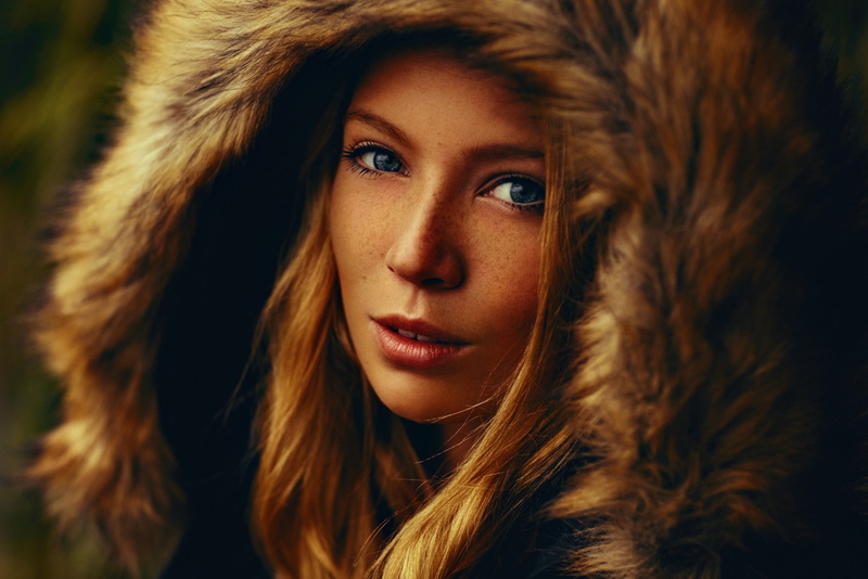 portrait, looking at viewer, 1080P, hoods, Martin Strauss, long hair, blue eyes, model, freckles, women, face