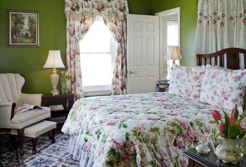 seat, Villa, floral, design, built structure, no people, bed, building, comfortable, room, 4K, home, pillow, curtain, indoors, home interior, day, red