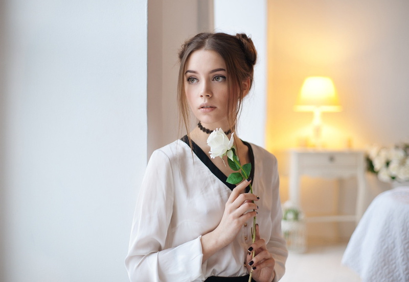 beauty, waist up, holding, Girls, ksenia kokoreva, looking at camera, confidence, lifestyles, front view, contemplation, beautiful woman, choker, women