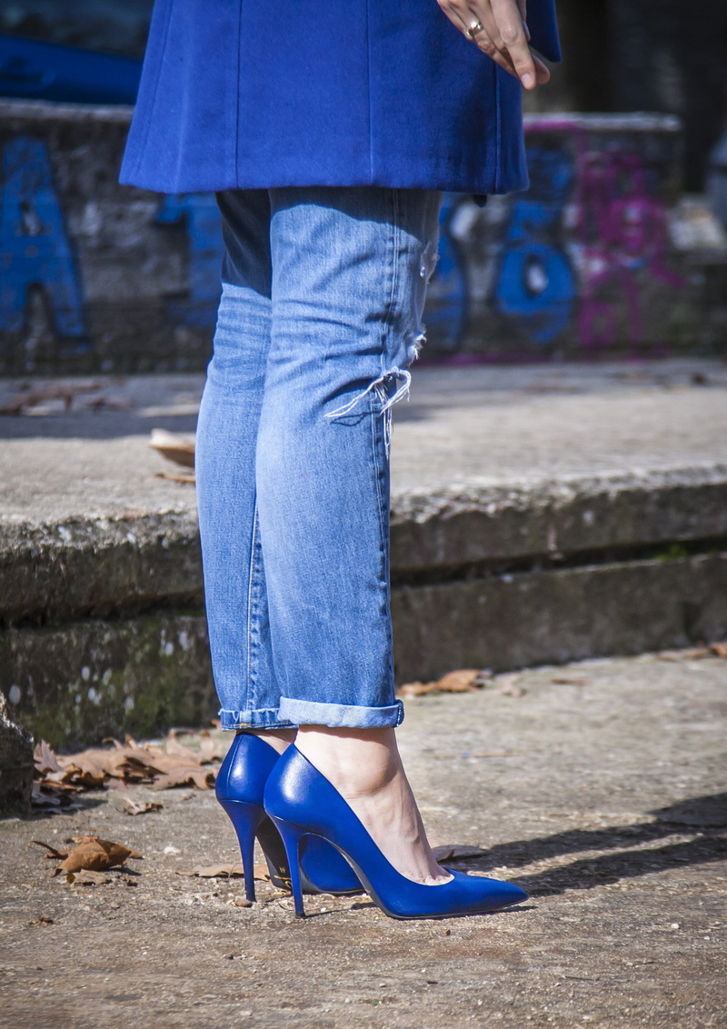 focus on foreground, fashion, lady, human foot, woman, day, lifestyles, human leg, heel, apron, adults only, jeans, human limb, gin, blue, standing, shoe