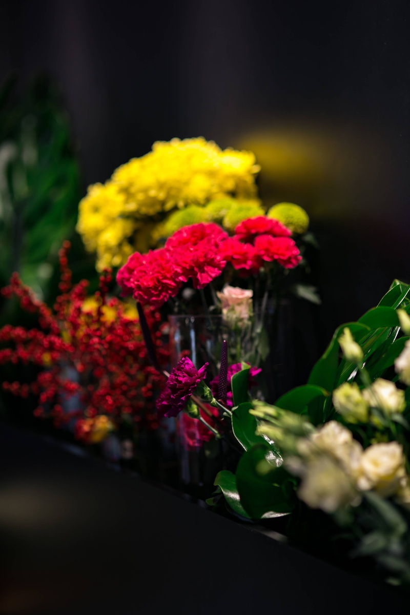 flower arrangement, bouquet, flower, flowers, plant part, flowering plant, composition, flora, selective focus, vulnerability, decoration, outdoors, no people