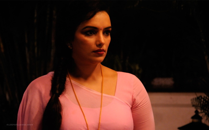beautiful woman, one person, indoors, hair, front view, casual clothing, serious, shweta menon pic hd desktop, black background, hairstyle, dark, adult