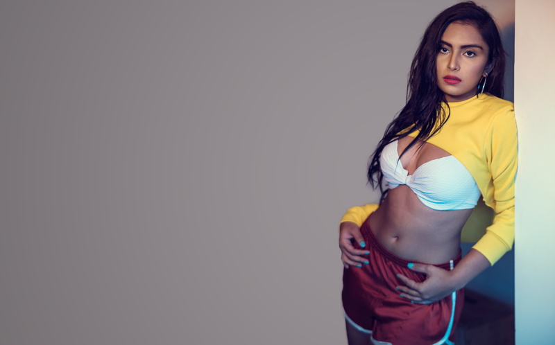 looking at camera, yellow, menon, young women, indoors, women, one person, copy space, front view, hair, young adult, lifestyles, beautiful woman, beauty