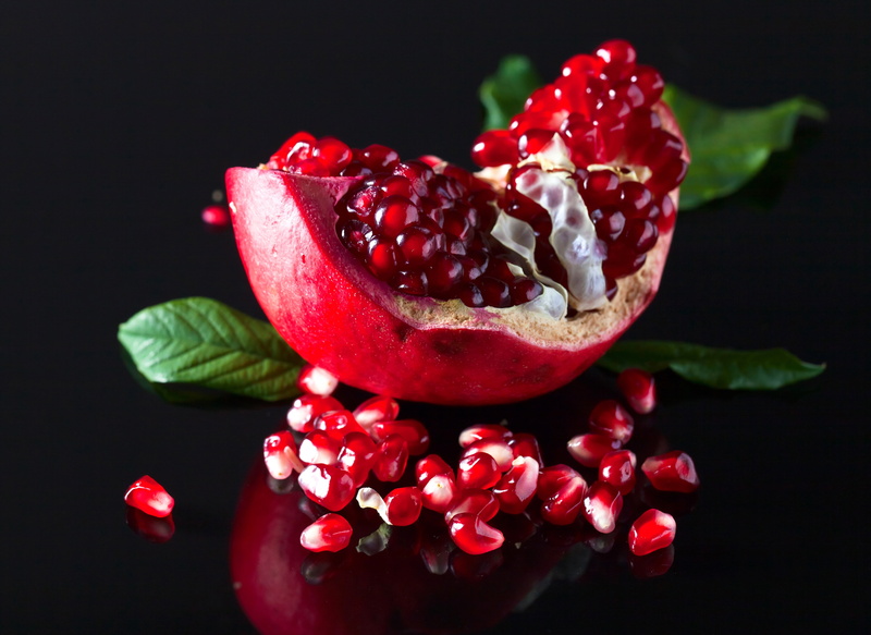 red currant, breaking, pomegranate seed, food and drink, seed, ripe, wellbeing, studio shot, leaves, organic, plant part, leaf, healthy lifestyle, fruits