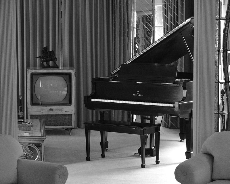 home interior, interior design, grayscale, keyboard instrument, seat, keyboard, playing, arts culture and entertainment, 2K, tv, graceland, retro, memphis