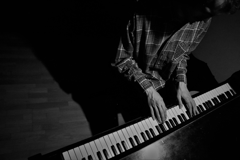 playing, one person, musician, keyboard, musical instrument, concert, black, indoors, skill, artist, arts culture and entertainment, piano key, casual clothing