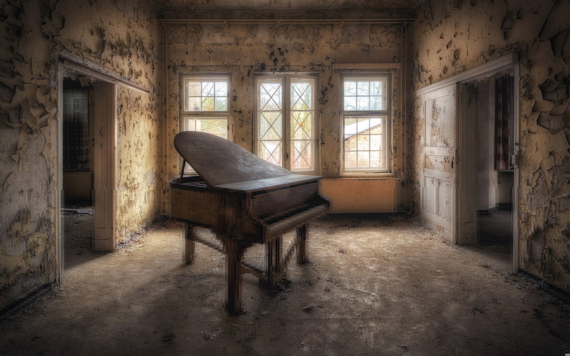 damaged, arts culture and entertainment, seat, old, no people, deterioration, grand piano, 1080P, window, antique, bad condition, musical instrument, music