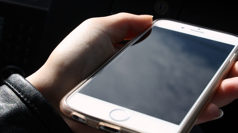 holding, wireless technology, iphone 6, human hand, digital tablet, smartphone, global communications, call, human body part, finger, listeners, apple