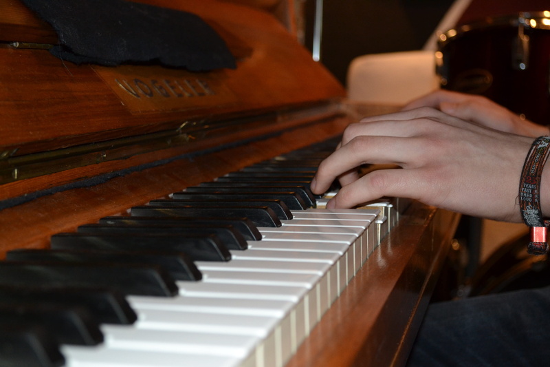 leisure activity, sound, human body part, keyboard, instrument, musical equipment, indoors, one person, hand, play piano, tastenintstrumente, real people