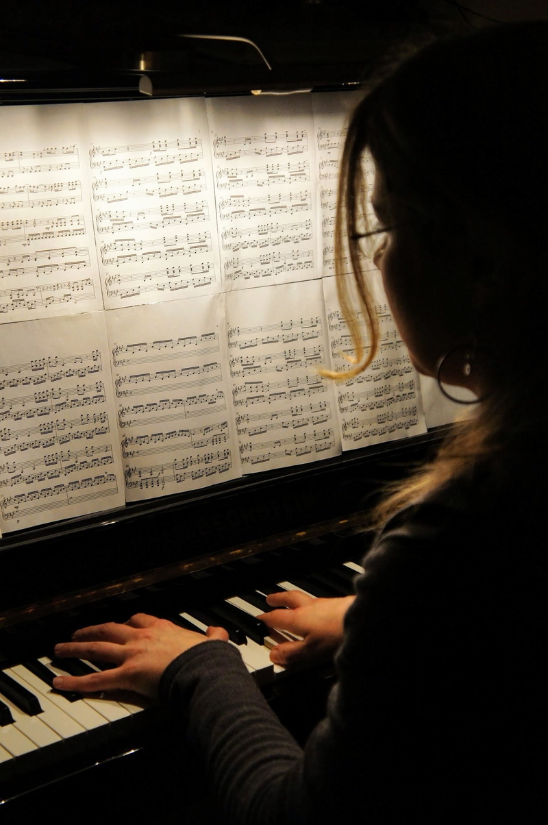 music, playing the piano, keyboard, musical equipment, portrait, indoors, paper, 1080P, piano keys, one person, leisure activity, dark, play piano, playing