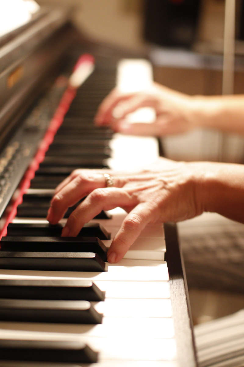 musical equipment, piano key, keyboard, 5K, human body part, arts culture and entertainment, music, piano player, indoors, hands, one person, artist, hand