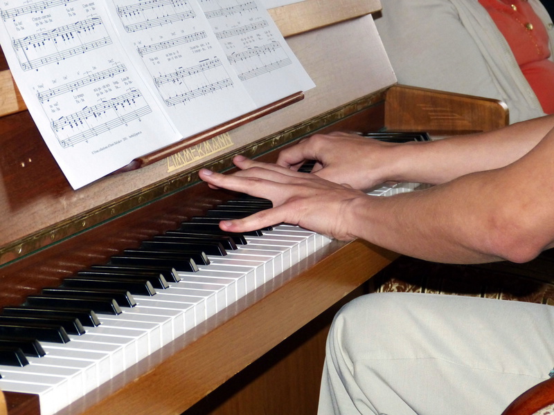 finger, real people, musical equipment, sheet music, keyboard, playing, one person, pianist, piano keys, music, keys, piano key, piano, sheet, human hand
