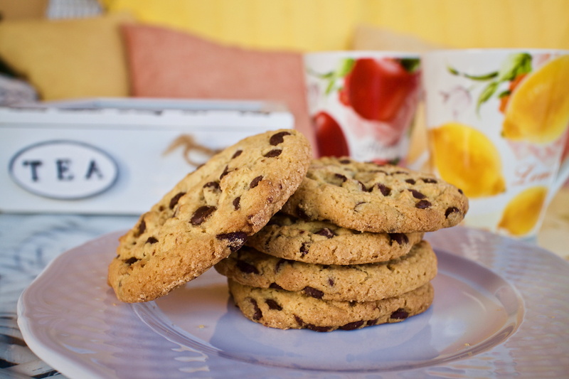 fruit, temptation, merenda, biscuits, indoors, table, sweet, delicious, cookies, cookie, plate, focus on foreground, relaxation, sugar, chocolate chip cookie