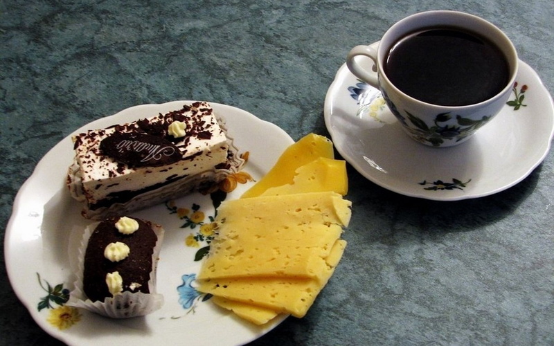 food and drink, cheese, brown, cup, pastry, breakfast, tea cup, crockery, saucer, temptation, cream, coffee, sweet Food, slice, coffee - Drink, snack, plate