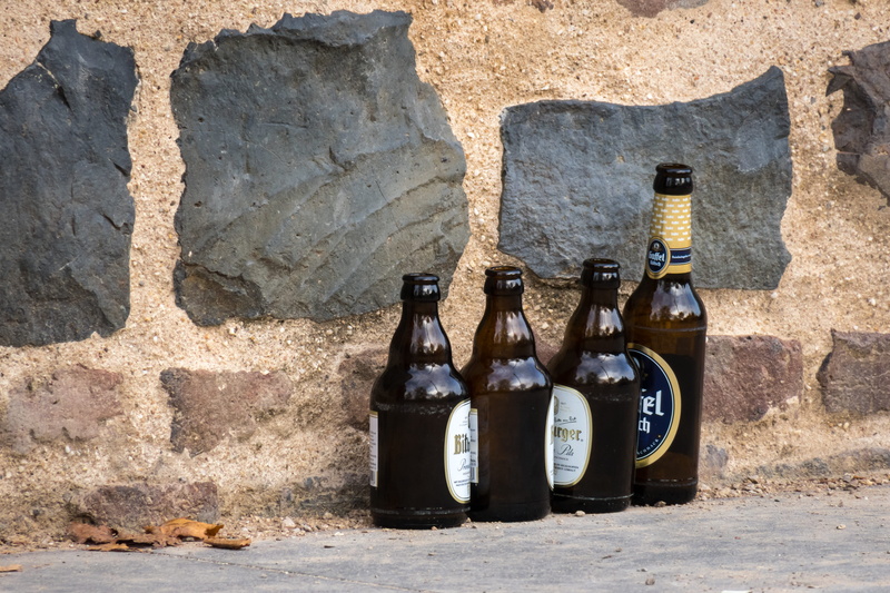 bottles, food and drink, garbage, wall - building feature, glass - material, beer bottle, no people, bottle collectors, wall, drink, refreshment, bottle