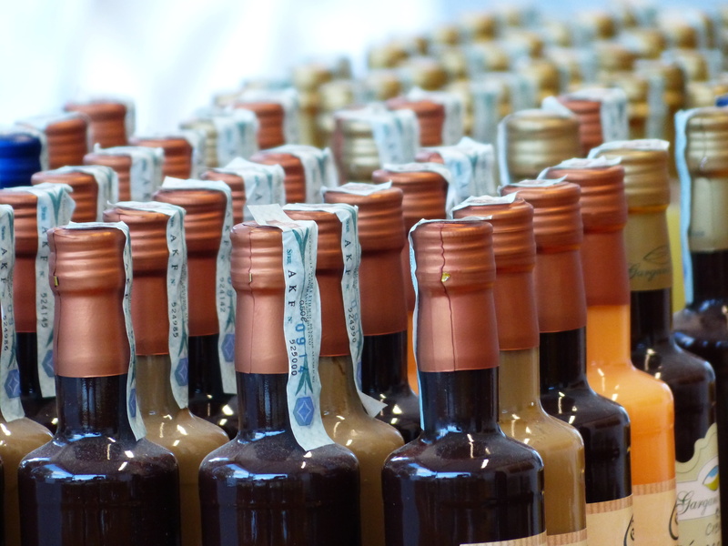 in a row, closure, wine bottles, still life, large group of objects, side by side, abundance, bottles, alcohol, retail, no people, indoors, order, 4K