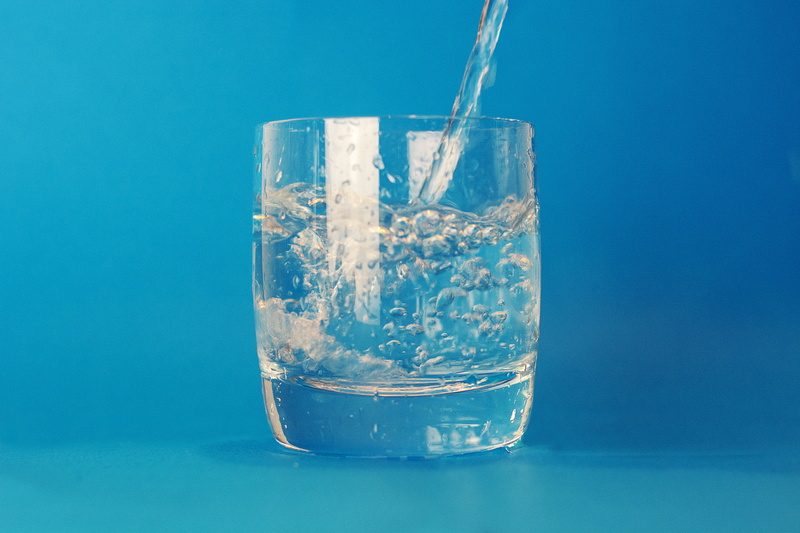 purity, studio shot, ice cube, frozen, drink, blue background, refreshment, close-up, colored background, household equipment, carbonated, liquid, indoors