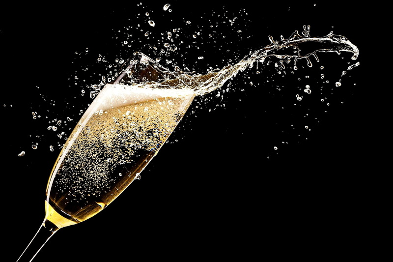 rendering, squirt, carbonated drink, splash, drops, glass, the gas bubbles, 2K, champagne, picture, holiday, black background, sparkle glass