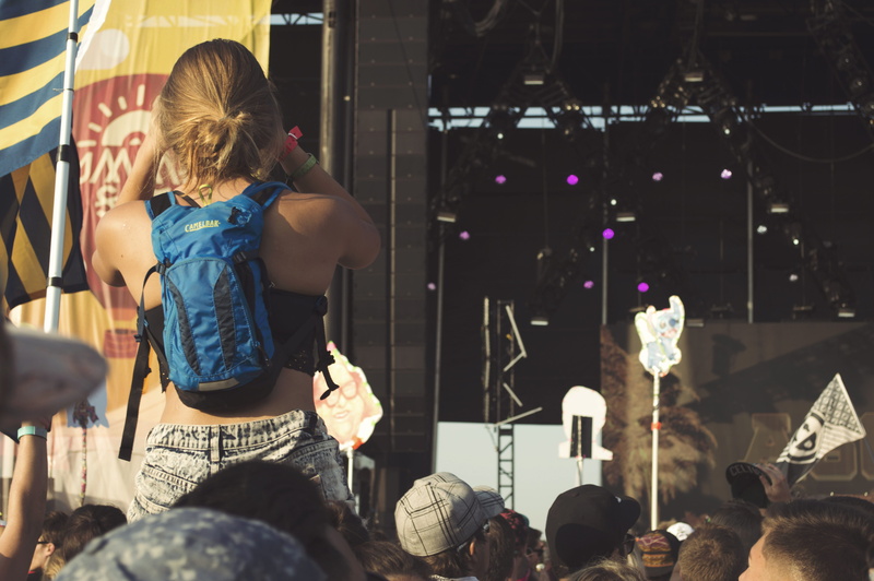 piggyback, musical instrument, enjoyment, backpack, arts culture and entertainment, 5K, adult, performance, one person, casual clothing, hydration, black