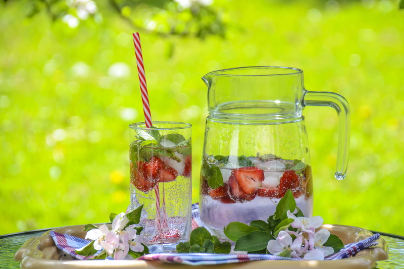 strawberry drink, ice, freshness, mint leaf - culinary, carbonated water, drink, macro, wellbeing, leaf, glass - material, healthy eating, focus on foreground
