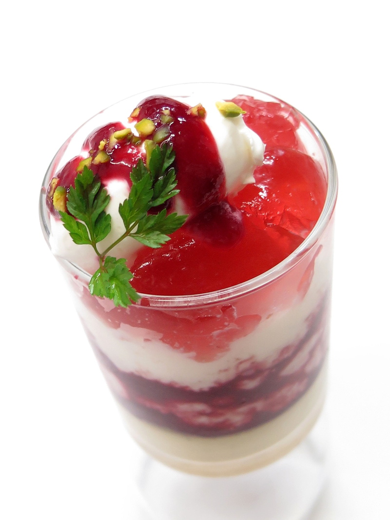 mojito, verne, strawberry, refreshment, coconut, ready-to-eat, champagne, studio shot, indoors, white background, ice, dessert, drinking glass, food, red