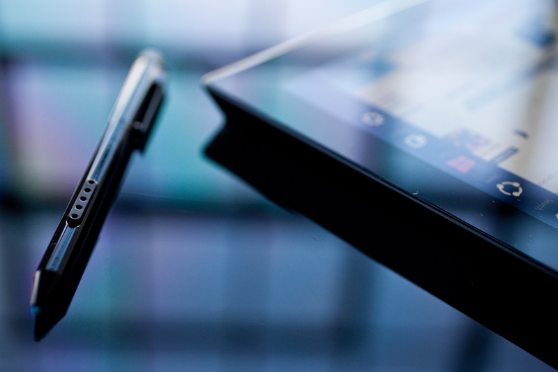 studio shot, communication, selective focus, microsoft, tablet, smart phone, electronic organizer, global communications, equipment, single object, pen