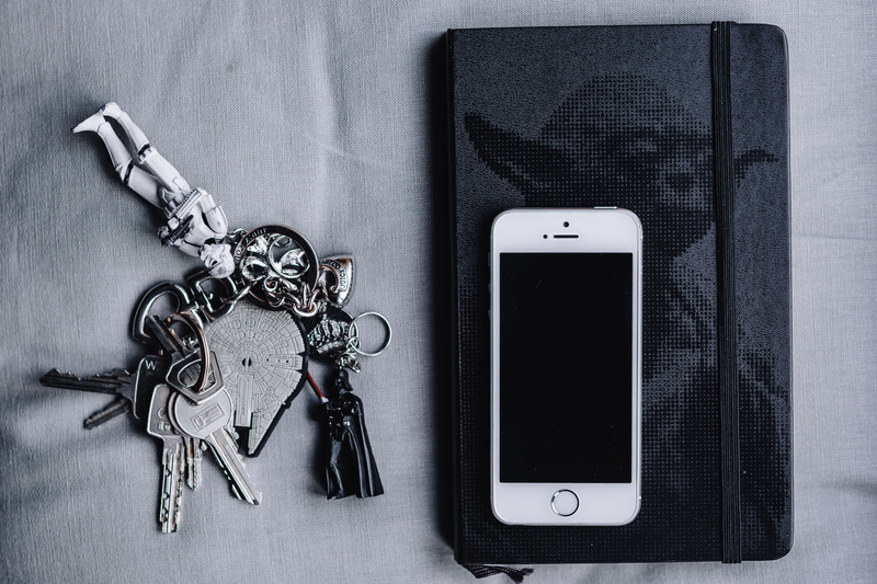 wars, necklace, connection, personal accessory, workplace, 5K, iphone, no people, technology, accesories, table, smart phone, workspace, jewelry, still life