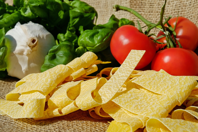 tomato, slice, raw, staple food, basil, court, food, raw food, tomatoes, close-up, still life, tagliatelle, carbohydrates, garlic, vegetable, cook, yellow