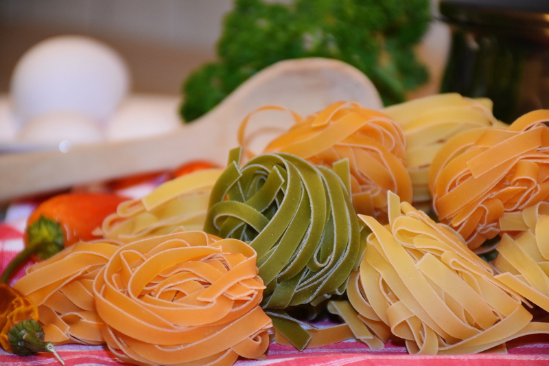 cook, plate, spinach noodle, italian food, ready-to-eat, eat, yellow, food and drink, italian, edible, raw food, tagliatelle, tomato pasta, wellbeing, healthy eating