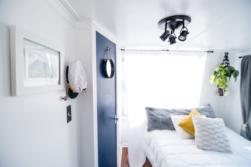 home interior, absence, electric lamp, cabin, bedding, room, interior design, lighting equipment, home showcase interior, clean, pillow, inside, domestic room