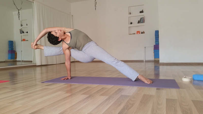 effort, woman, indoors, strength, gym, flooring, sports, exercising, healthy lifestyle, one person, health, wellbeing, full length, indoor, leisure activity