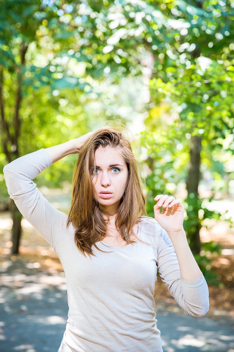 right, stroll, summer, nature, portrait, figure, udivlenie, hands, cute, surprise, eyes, beautiful woman, outdoors, the jitters, sister, living nature