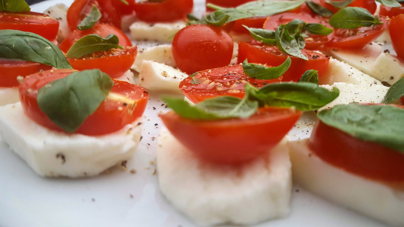 tomato, leaf, starter, tomatoes, vegetables, meal, eat, dairy product, mozzarella, fresh, close-up, freshness, italian, vegetarian food, cheese, italian food