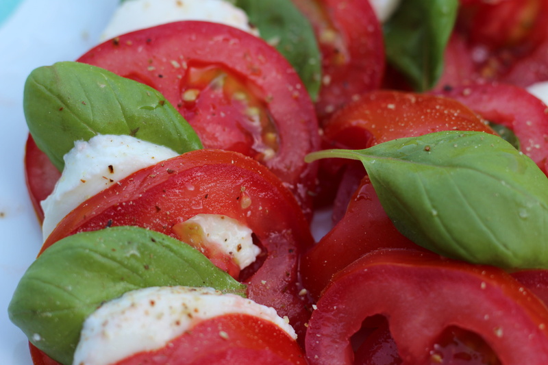 5K, leaf, full frame, red, backgrounds, freshness, food and drink, ready-to-eat, Tomato, crockery, strawberry, close-up, indoors, salad, food, Mozzarella