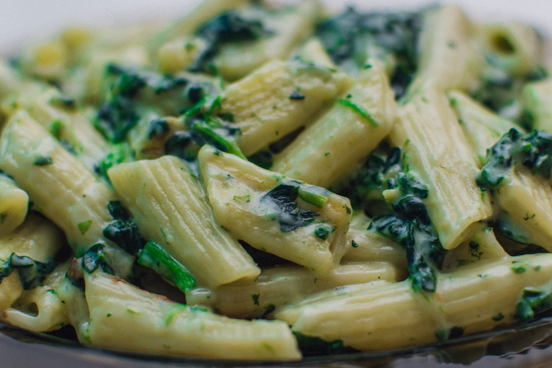 crockery, no people, food and drink, green color, wellbeing, selective focus, ready-to-eat, italian food, garnish, plate, penne, vegetarian food, serving size