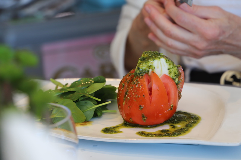 holding, supper, human hand, chef, meal, vegetable, dish, wellbeing, fruit, food, tomato, finger, 5K, healthy eating, leaf, cooking, preparation, epicure