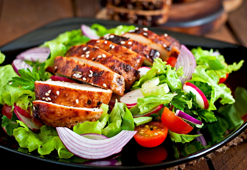 white meat, beef, barbecue, food, close-up, sides, food and drink, dinner, chicken, indoors, serving size, wellbeing, tomatoes, 4K, no people, tray, grilled