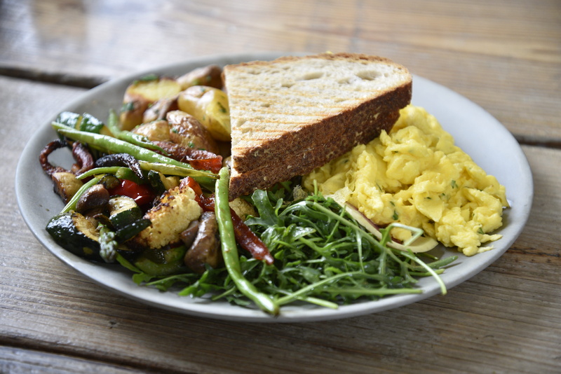 focus on foreground, egg, meat, eggs, close-up, breakfast, bread, ready-to-eat, 5K, snack, still life, dinner, vegetable, vegetables, food, healthy eating