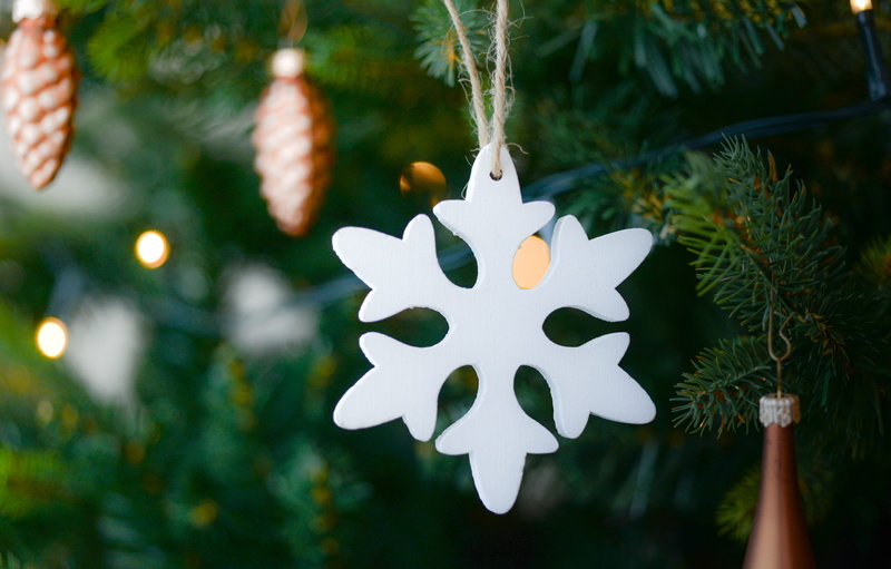 white, fir, plant, gold, star shape, christmas decoration, outdoors, celebrate, holiday, seasonal, ornament, green, snowflake, shape, illuminated, 5K