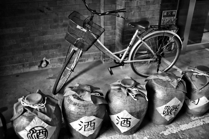 black, close-up, land vehicle, choice, day, jugs, Bike, bicycle, alcohol, black And White, wine, transportation, outdoors, old, public domain, photos, indoors