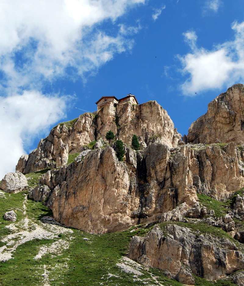 sky, trentino, land, top, rock formation, solid, italy, outdoors, eroded, nature, mountains, beauty in nature, non-urban scene, vajolet, geology, deadbolt