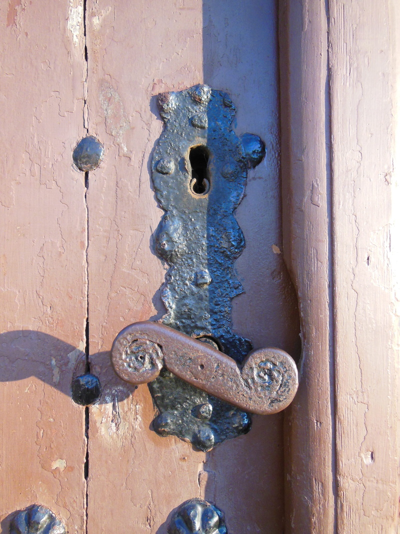 outdoors, security, handle, merchant house, hand forged, safety, no people, 1700S, entrance, iron, closed, brown, woodwork, wood - material, keyhole, Lock